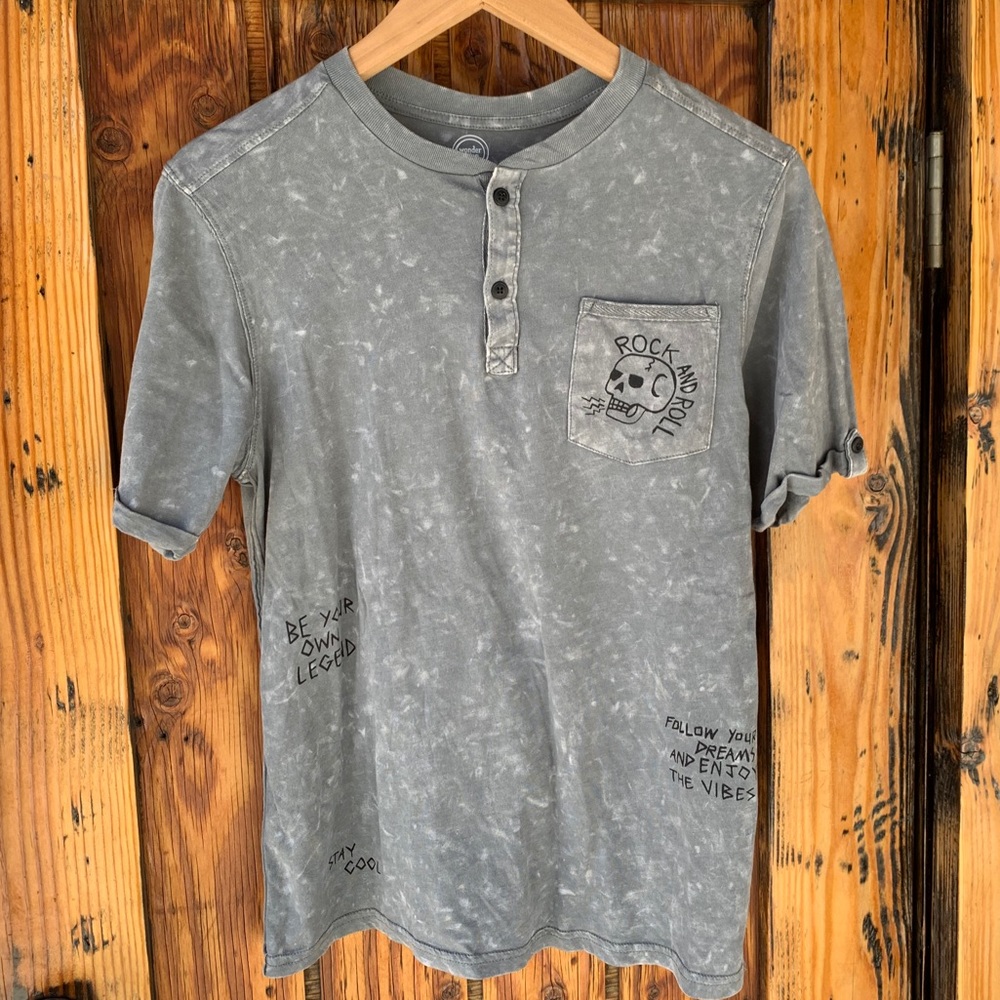 Gray short sleeve shirt